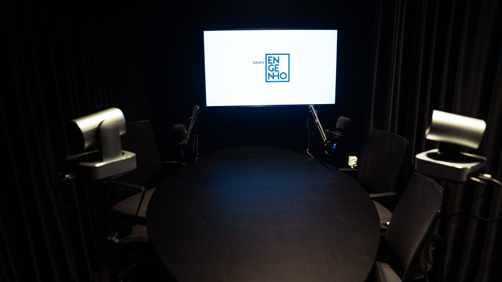 Estúdio de podcast com mesa e microfones
